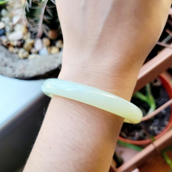 Vintage Solid Jade Bangle Bracelet - Picture 4 of 8